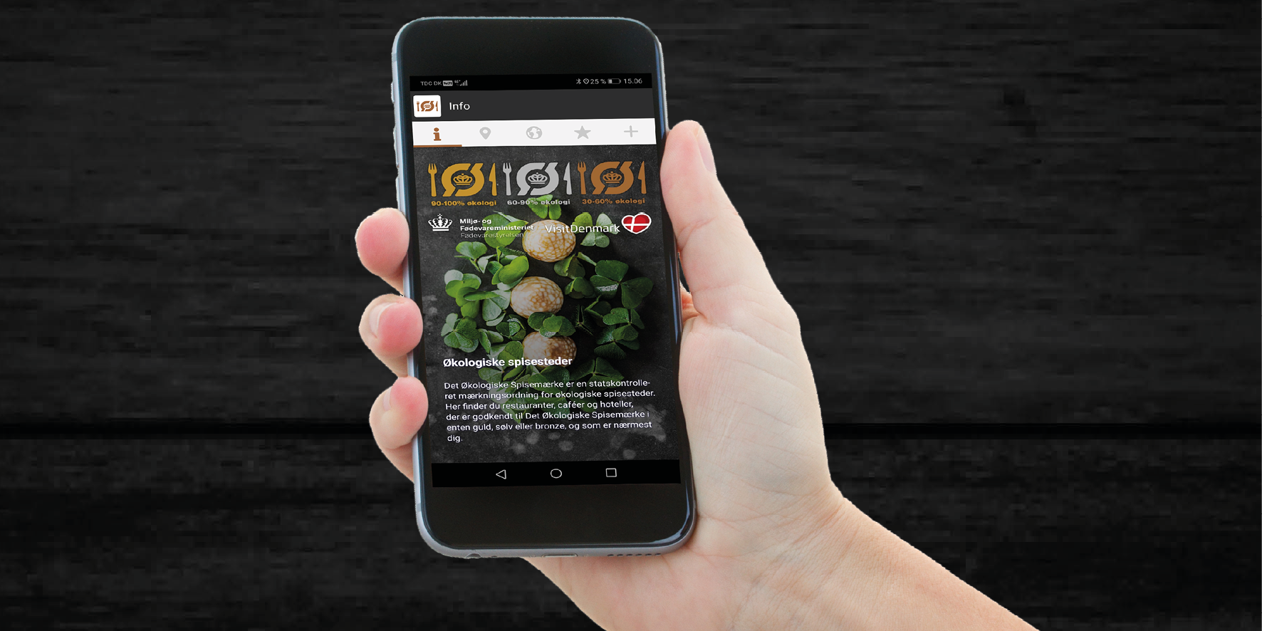 Hånd der holder en smartphone med app'en åben